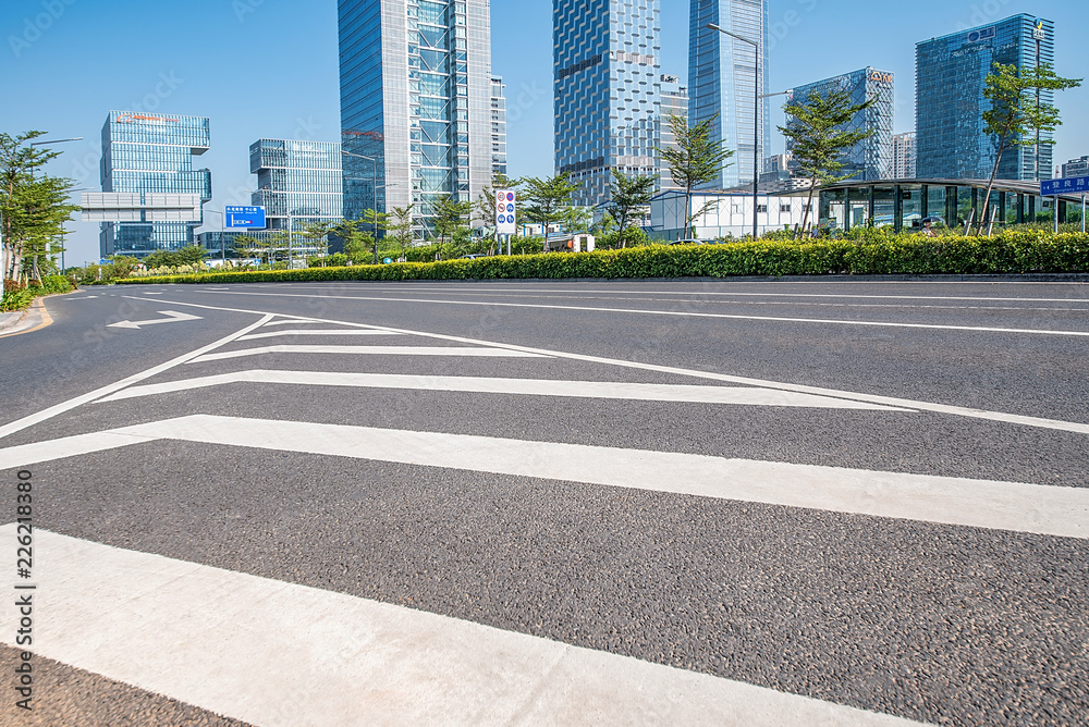 深圳市南山区后海CBD综合体和空旷的道路/深圳城市风光