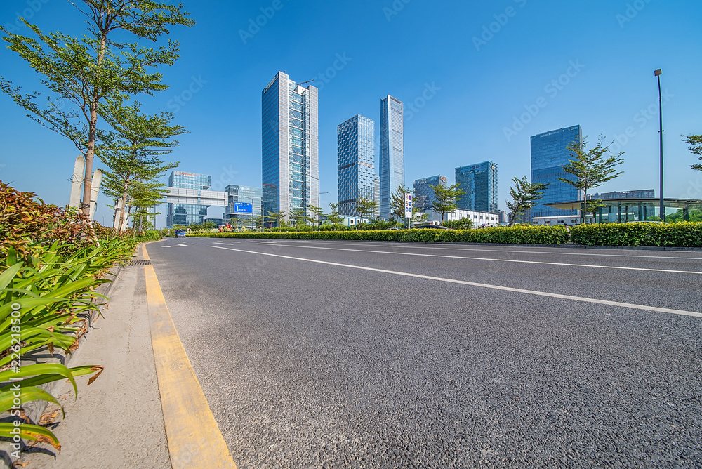 深圳市南山区后海CBD综合体和空旷的道路/深圳城市风光