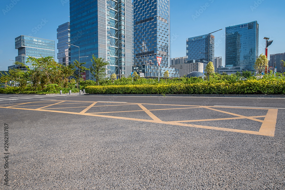 深圳市南山区后海CBD综合体和空旷的道路/深圳城市风光