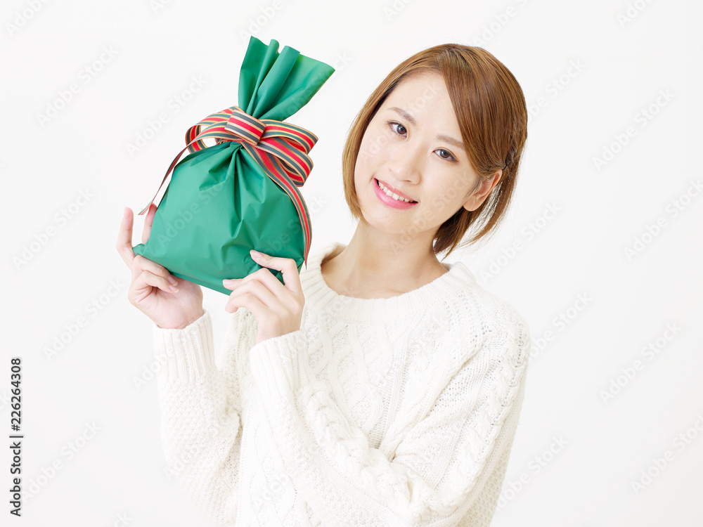 クリスマスプレゼントを持つ女性