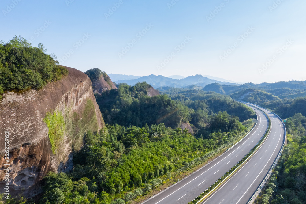 丹霞地貌与公路