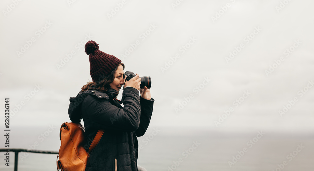 女旅行者拍风景照