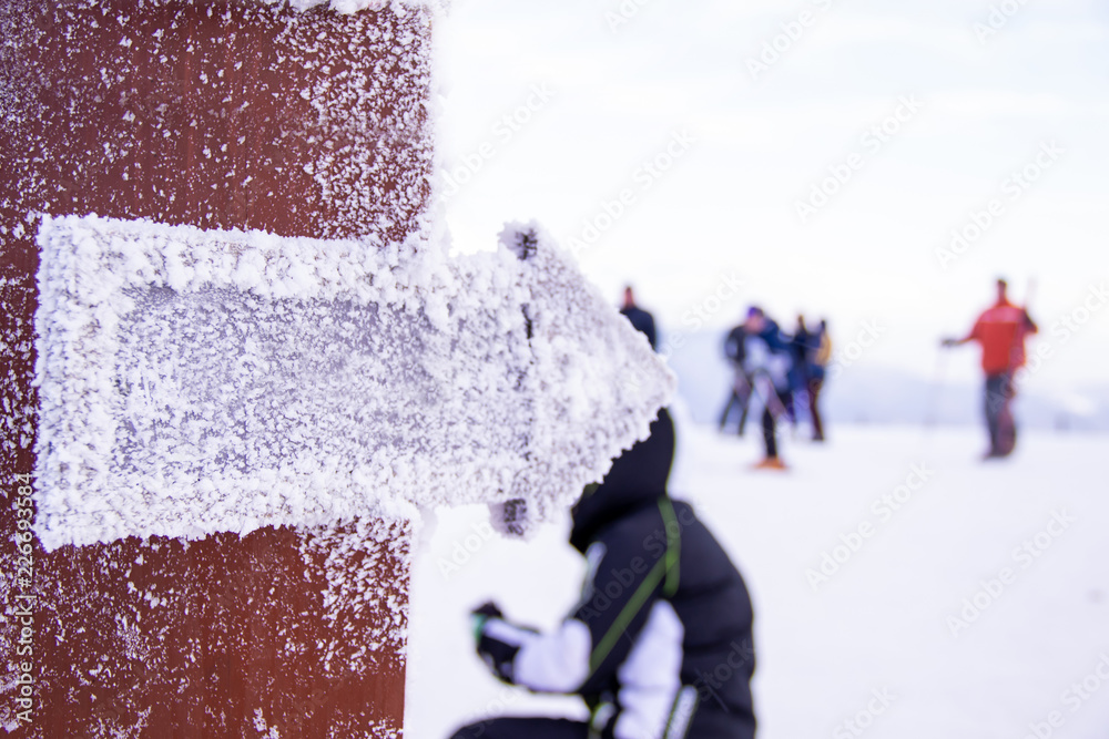 方向索引，带有文案空间，天空度假村上的雪标志和背景中的山脉