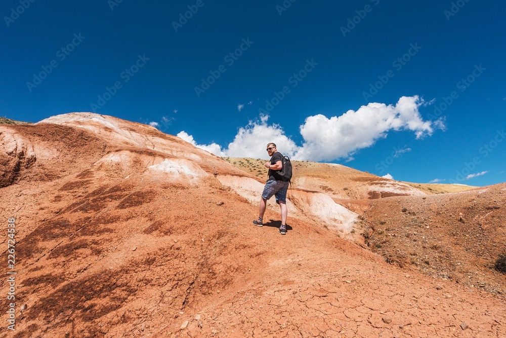 背着背包的游客登山