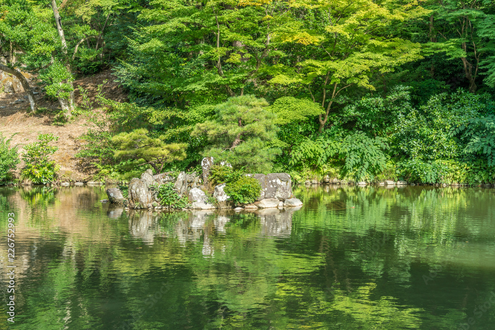 日本石川县金泽市Kenrokuen花园的Hisagoike池塘