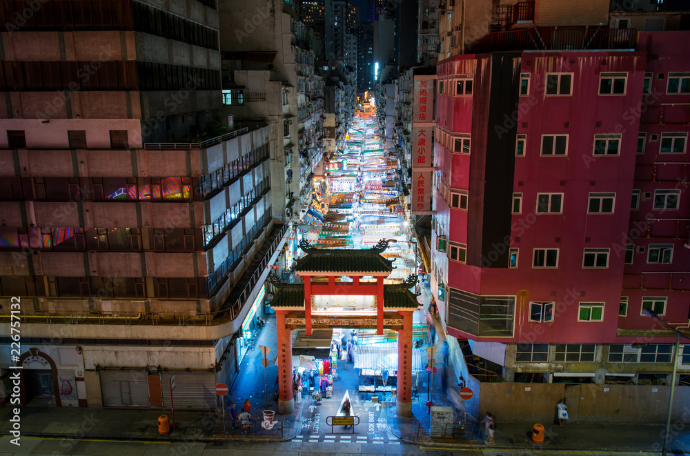 香港庙街夜市入口，店铺和游客众多