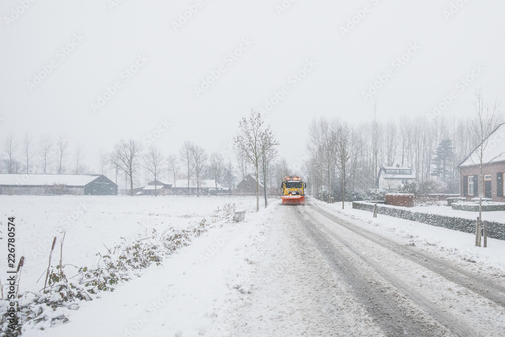 扫雪机清理道路，冬季服务