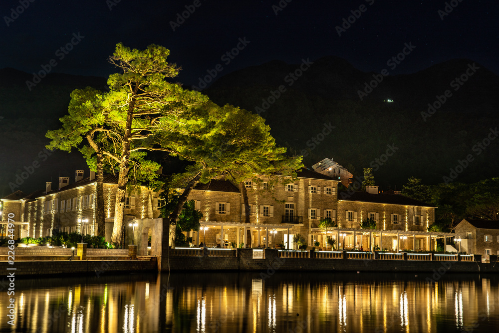 夜间海滨餐厅。