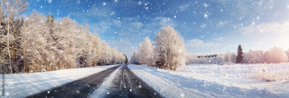 冬季道路，晴天被雪覆盖。黑色结冰沥青