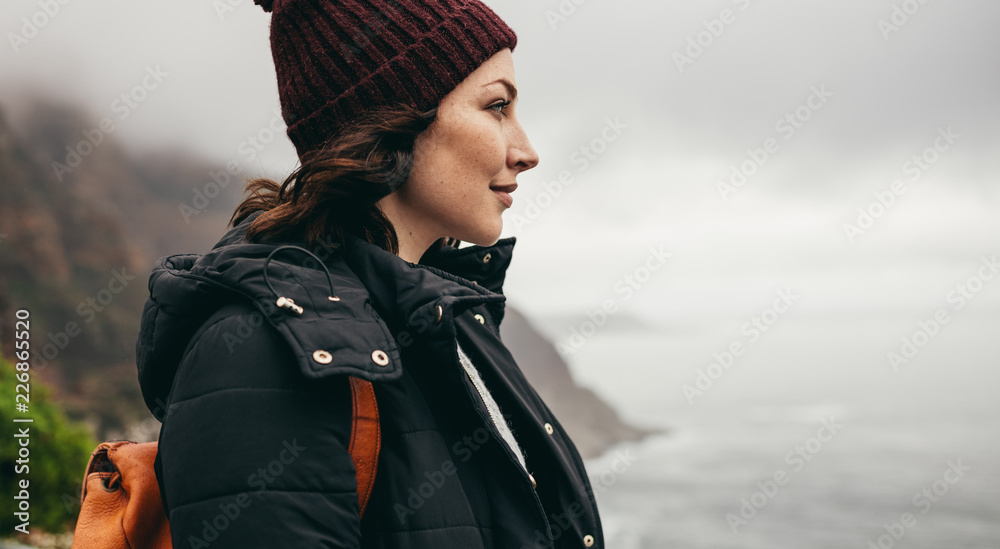 从山上欣赏风景的女性旅行者