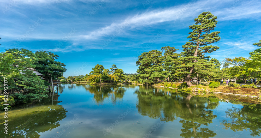 Kenrokuen花园的Horai岛（Horai shima）Kasumigaike池塘全景