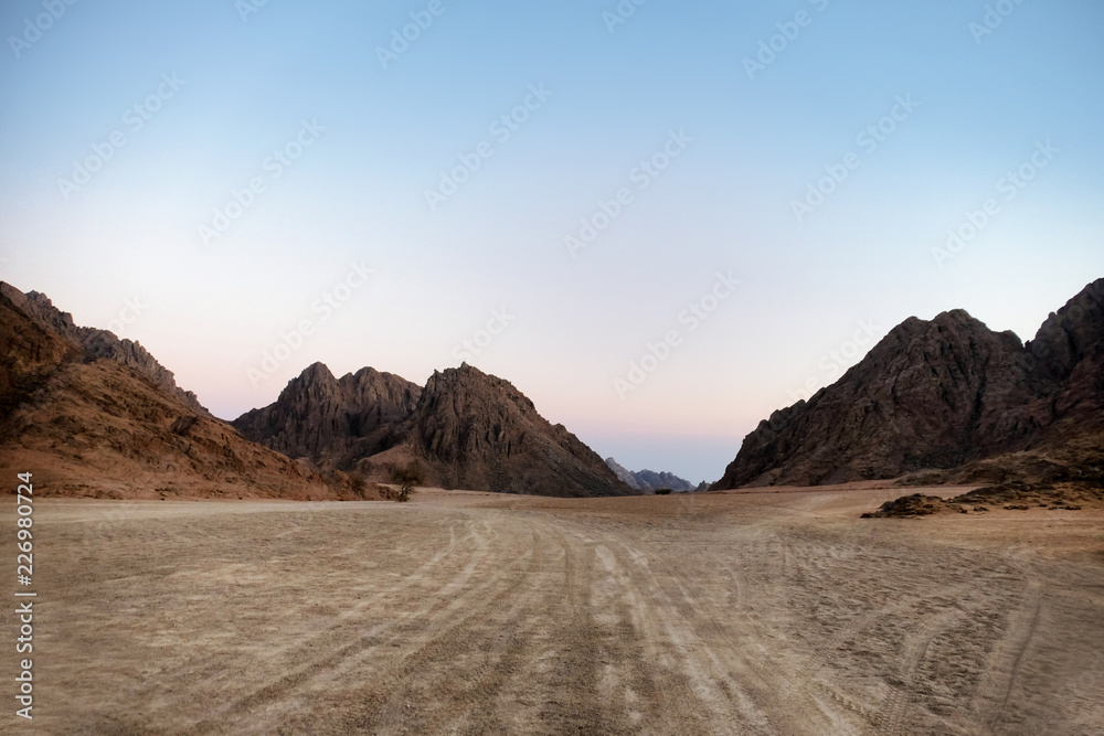 沙漠中的山脉美景