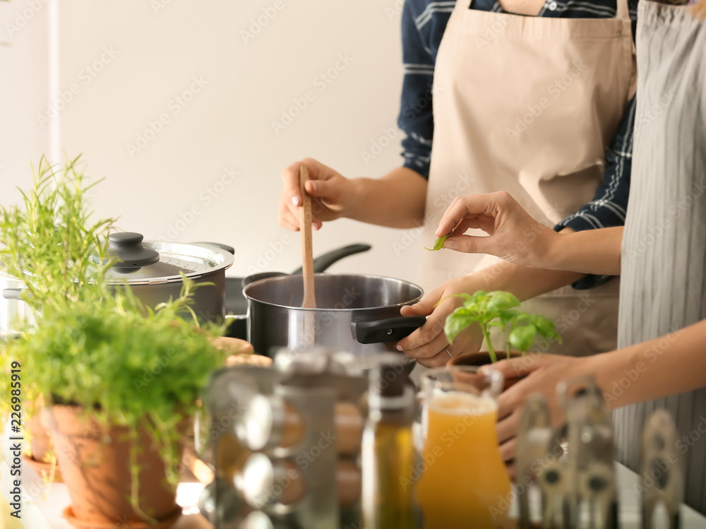 女人在厨房一起做饭