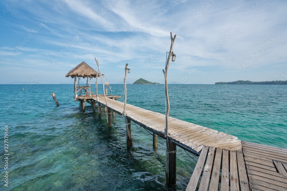 泰国普吉岛带小屋的木码头。夏季、旅游、度假和度假概念。