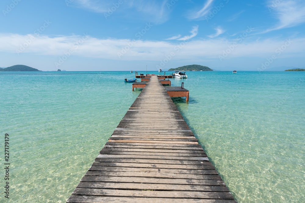 泰国普吉岛的木码头。夏季、旅游、度假和度假概念。