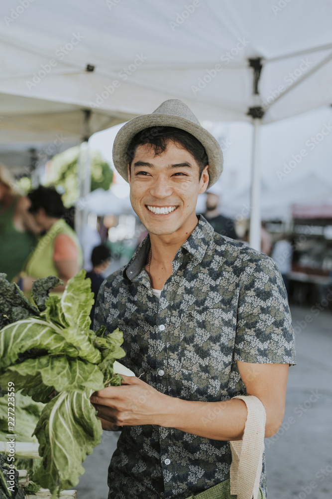 男人在农贸市场买甘蓝