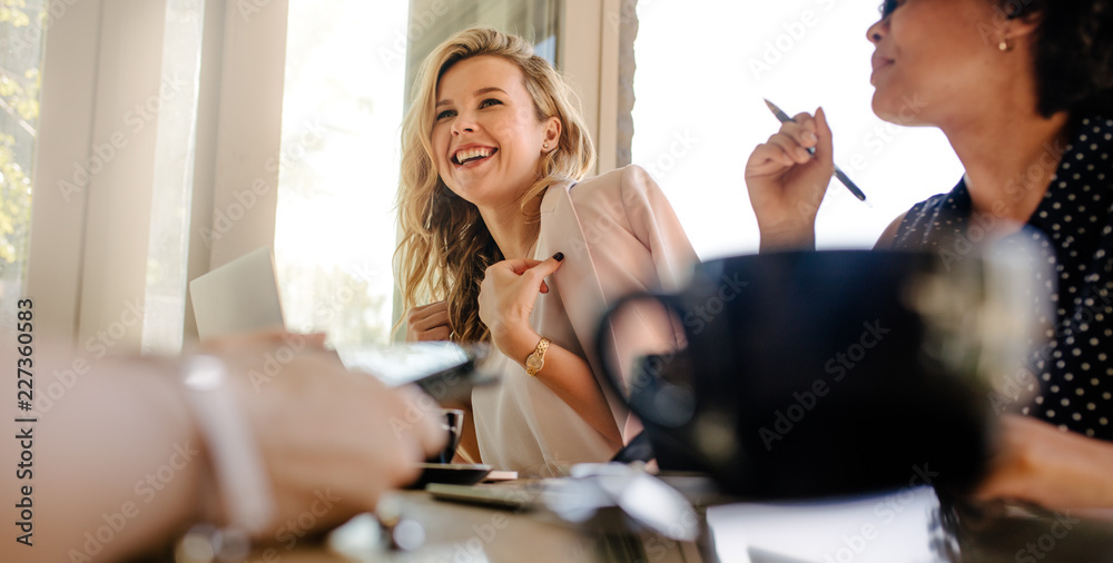 与同事会面时面带微笑的女人