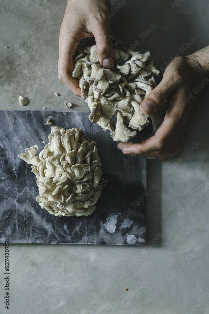 厨师用牡蛎蘑菇烹饪