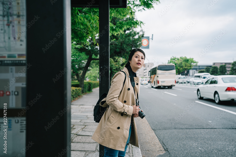 在公交车站等车的旅客