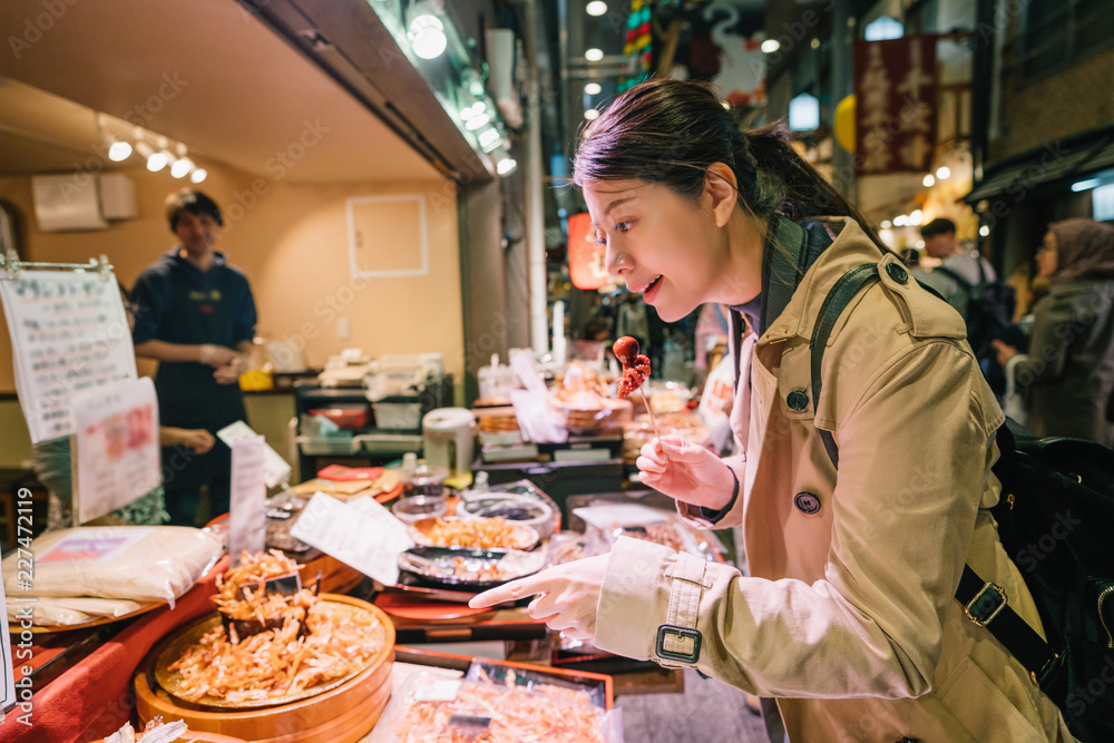 指向日本街头美食的游客