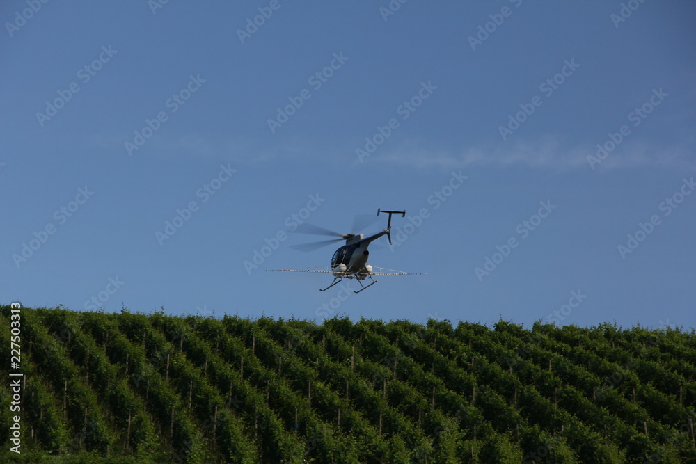 Hubschrauber im Sprüheinsatz