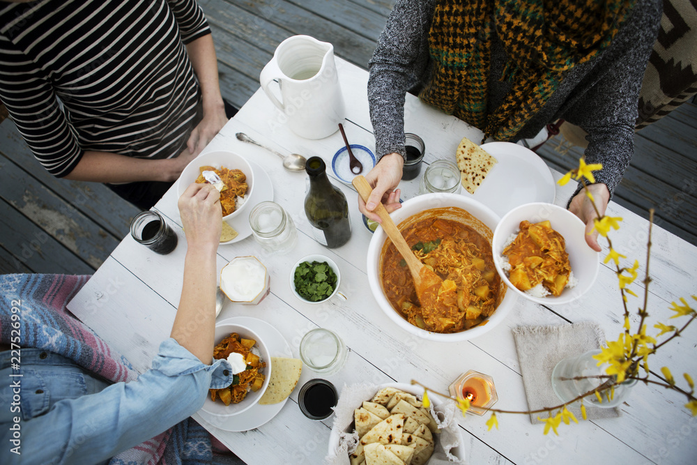 妇女在户外餐桌上用餐的俯视图