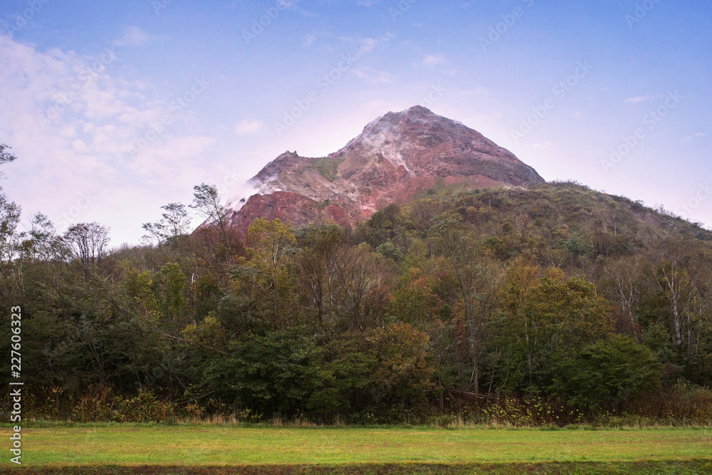 昭和新山火山是日本北海道最受欢迎的旅游目的地之一