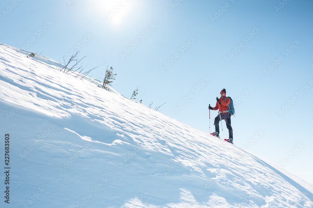 穿着雪地鞋的人