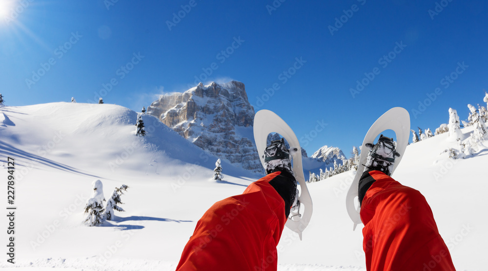 准备行走的雪鞋徒步旅行者腿部细节