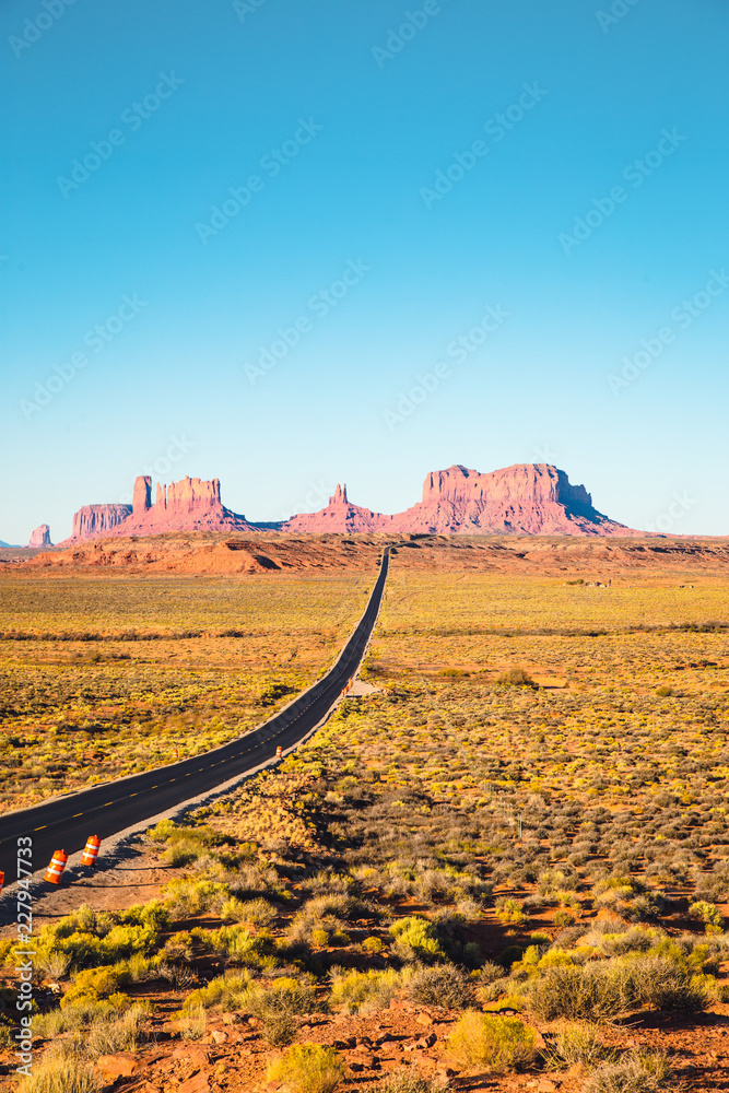 日落时纪念碑谷的经典高速公路景观，美国