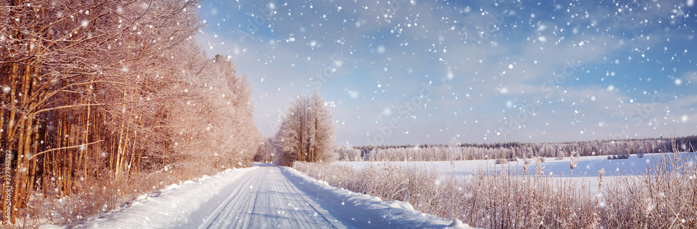 冬季道路，晴天被雪覆盖。黑色结冰沥青