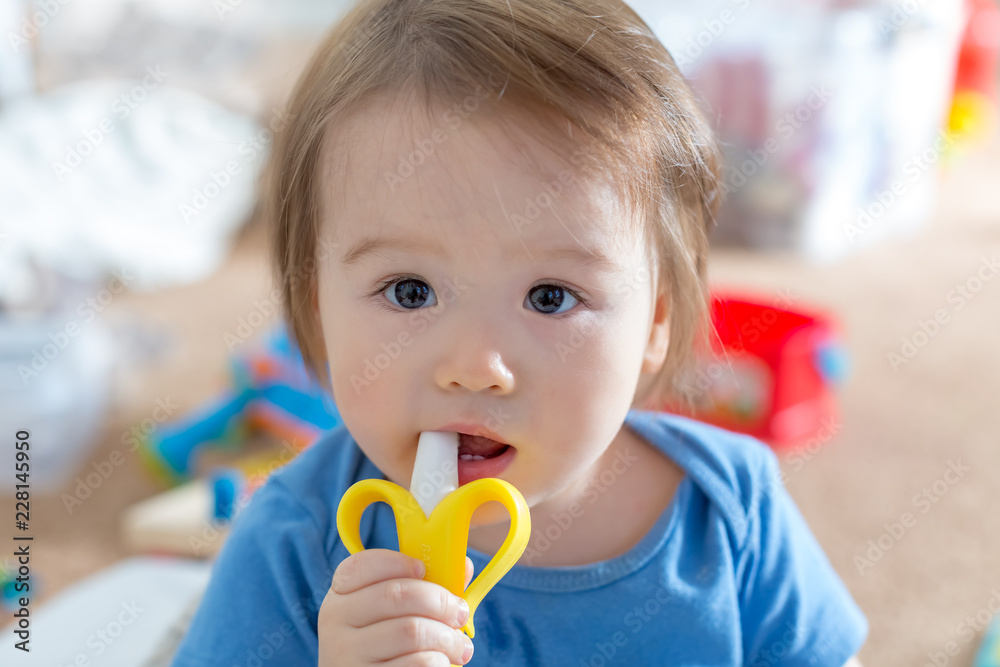 家里有出牙玩具的幼童