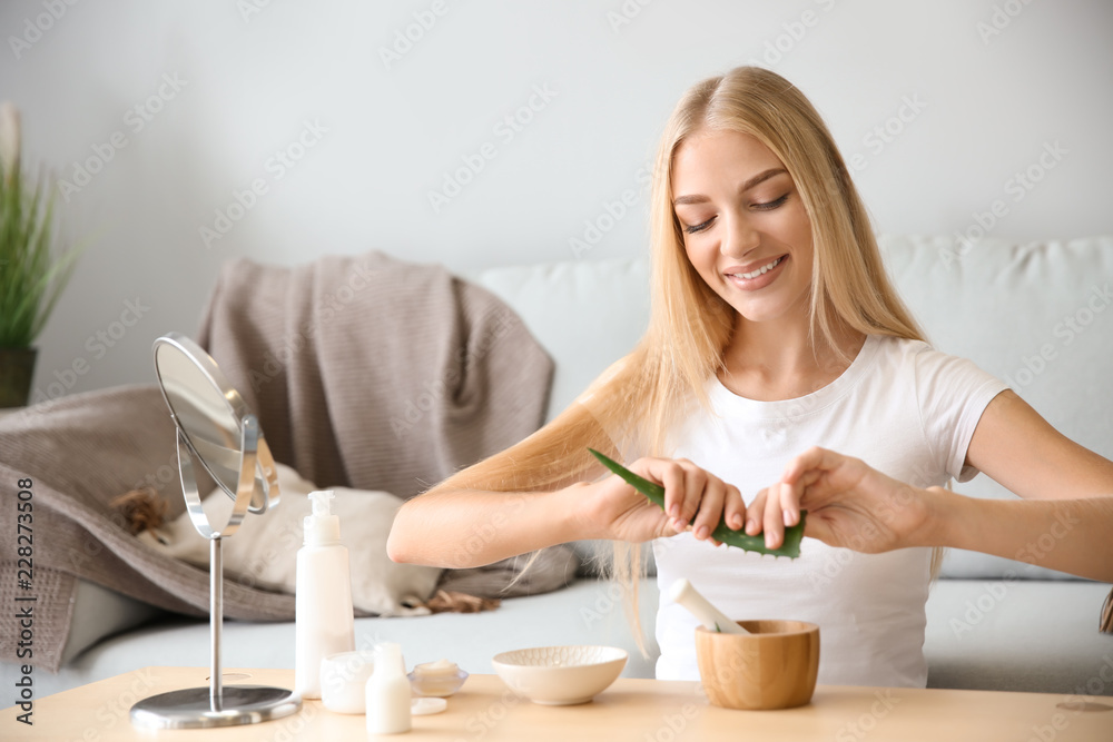 年轻女性在家用芦荟提取物制作健康面膜