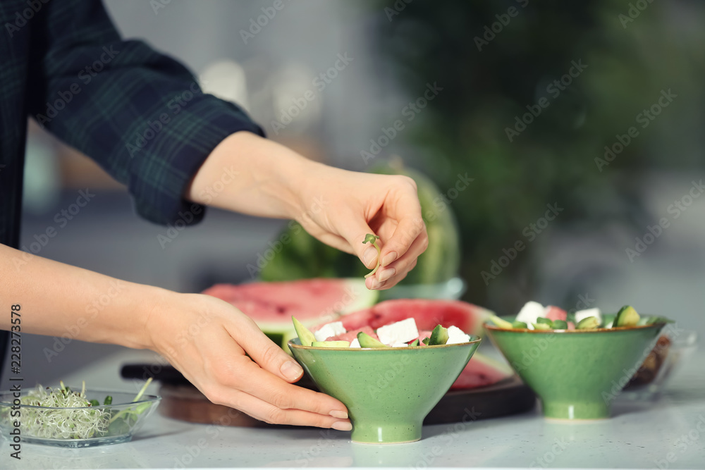 女人在厨房准备美味的西瓜沙拉