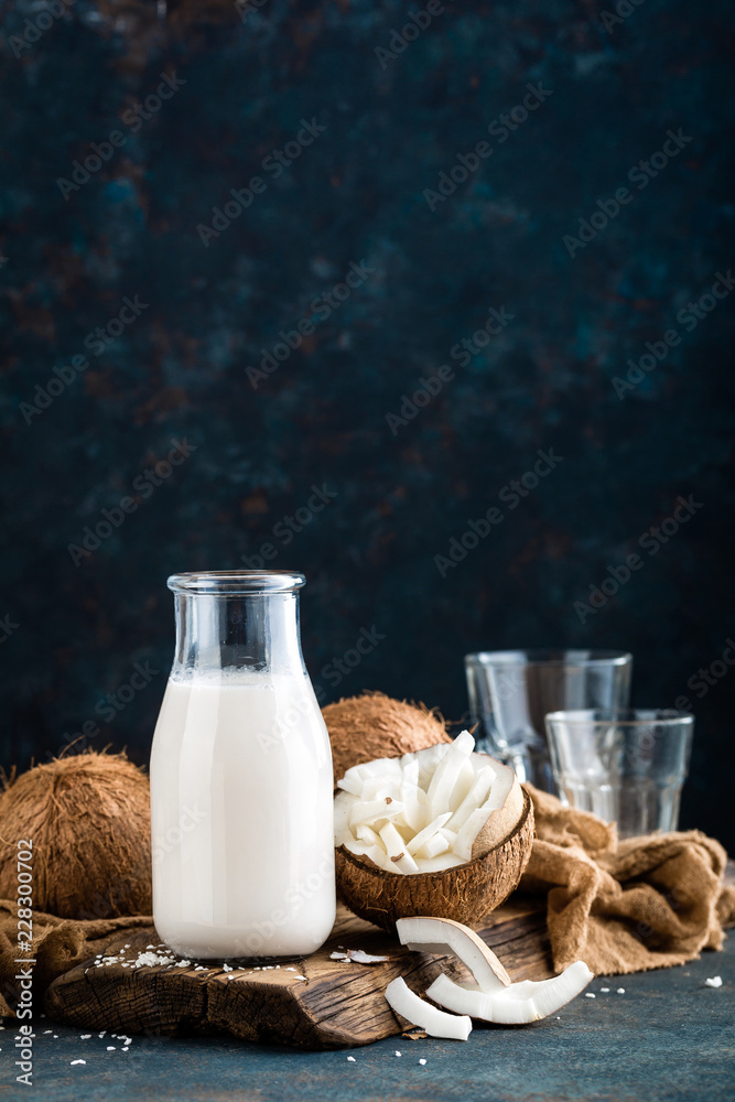 玻璃瓶装新鲜椰奶，纯素食非乳制品健康饮料