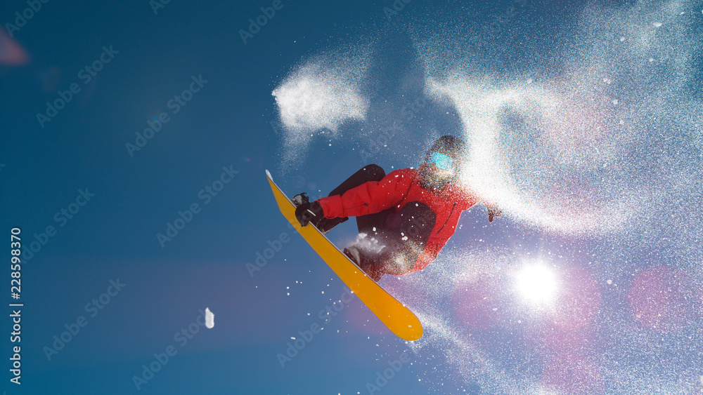 镜头闪光：一个滑雪板运动员在高空旋转的酷炫画面。