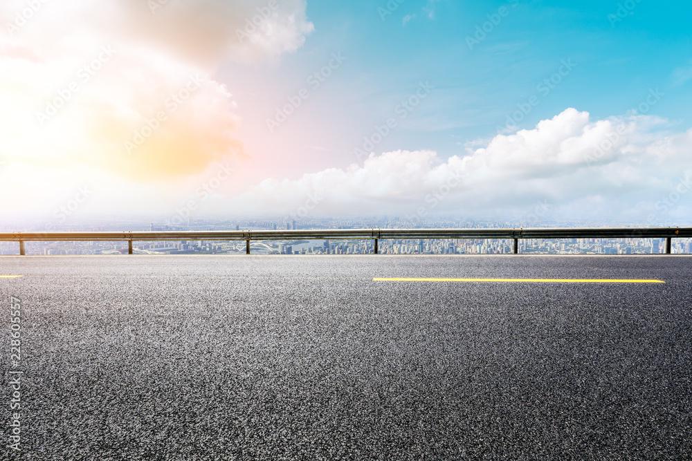 全景天际线和空旷道路的建筑