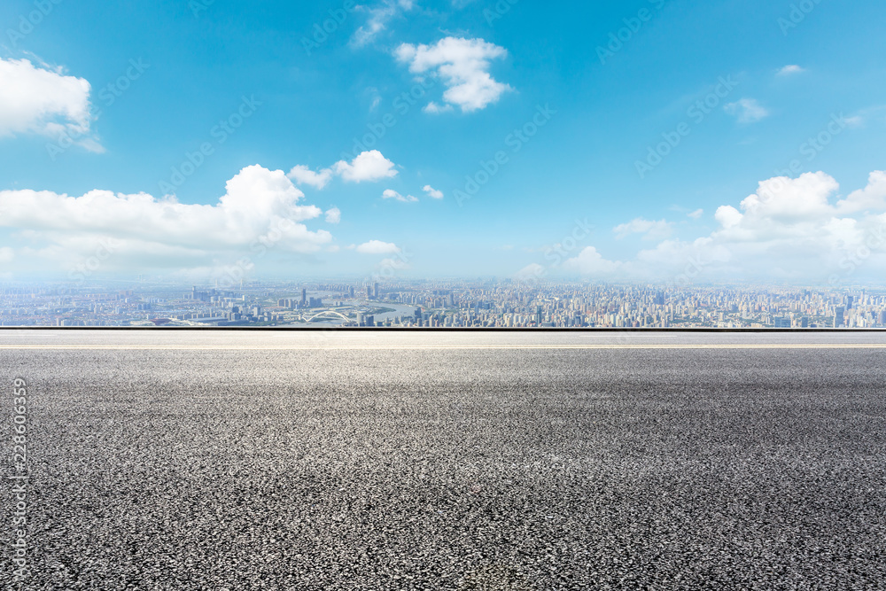 全景天际线和空旷道路的建筑