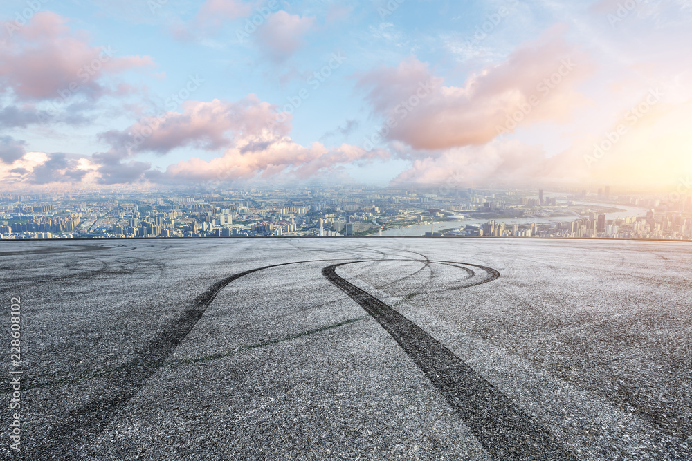 全景天际线和空旷赛道道路的建筑