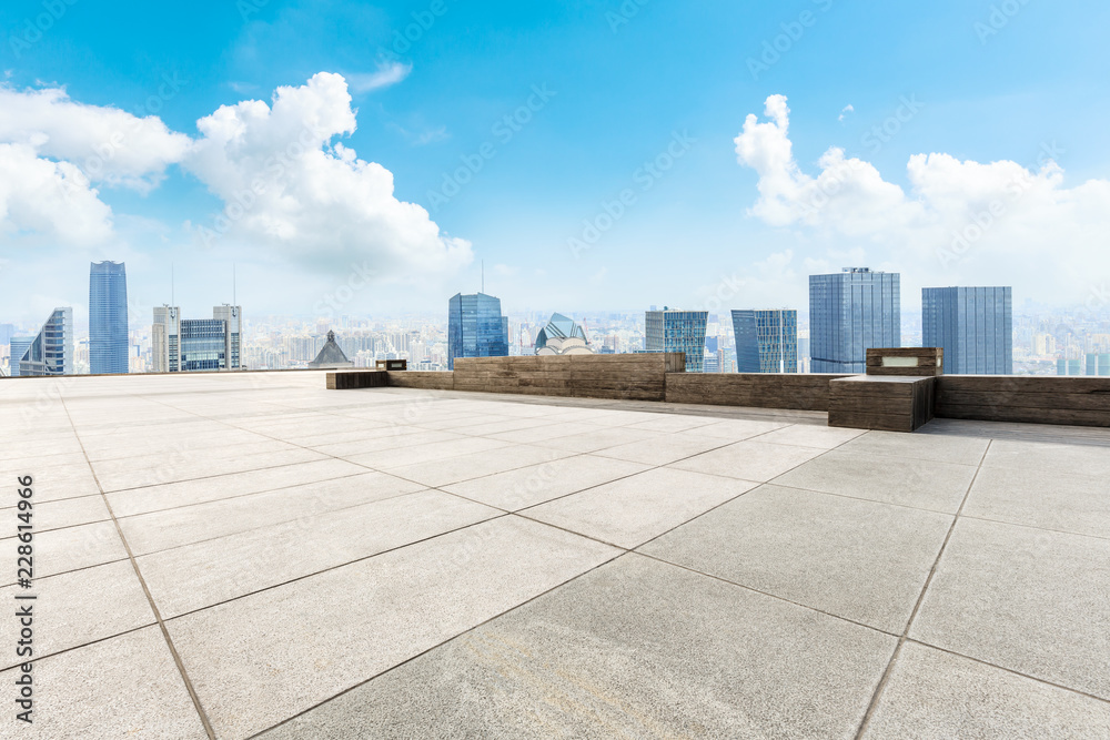 全景上海天际线和空混凝土广场层建筑