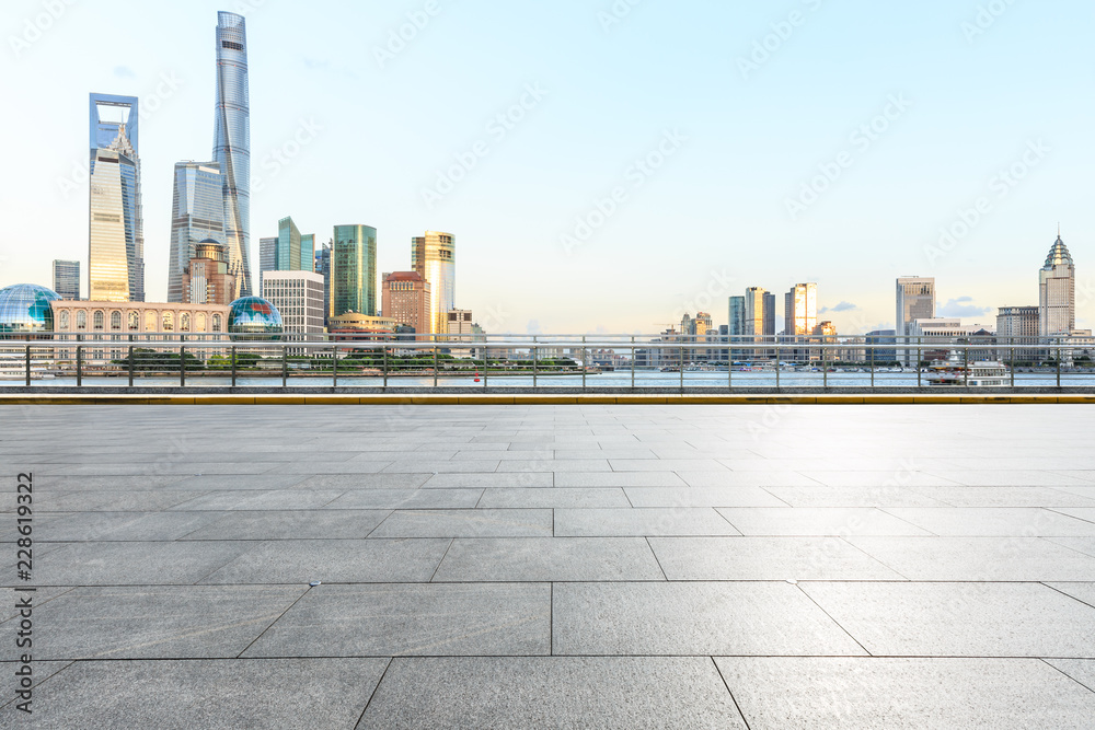 上海空旷的广场层和现代城市标志性建筑景观