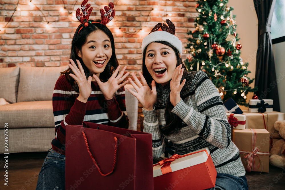 年轻女孩收到了很棒的礼物