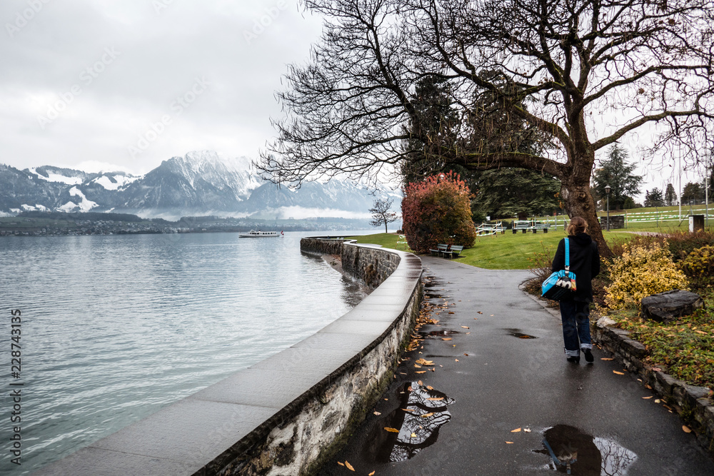 einsamer Spaziergang im nasskalten Herbst, Uferweg Oberhofen, Berner Oberland, Thunersee, Schweiz