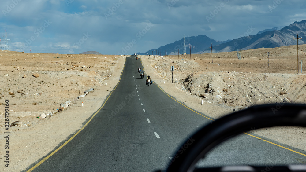 Leh i，透过汽车挡风玻璃看到的山、路和蓝天的景观景观