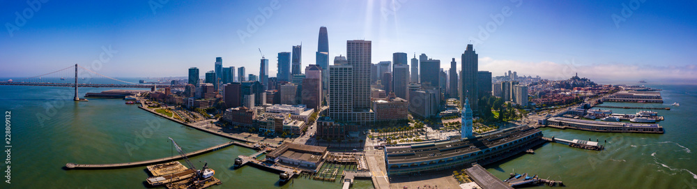 俯瞰旧金山鸟瞰图。有许多摩天大楼的市中心和旧金山全景