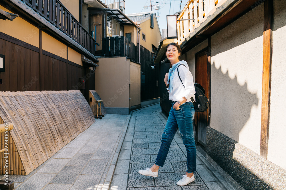 走在日本传统小巷里的女人