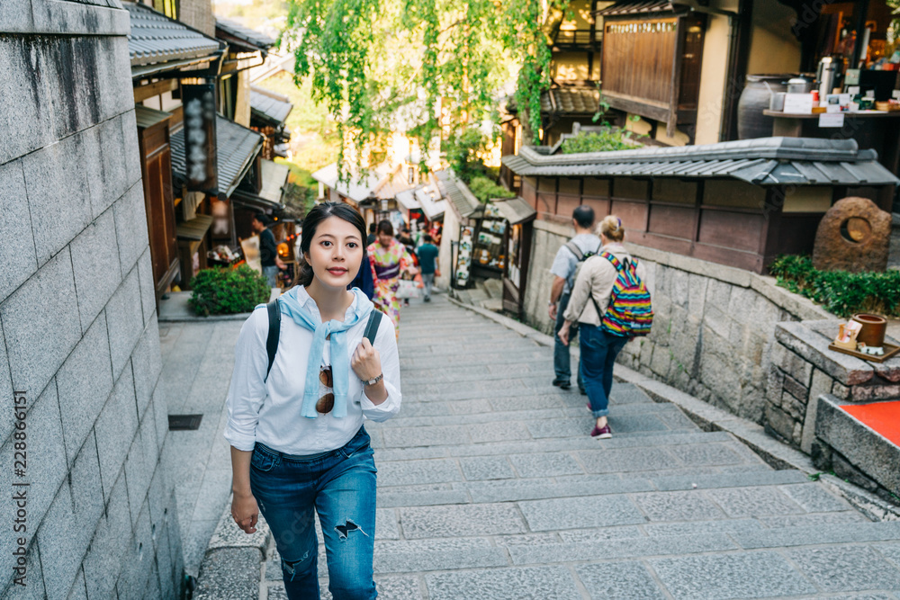 独自旅行的优雅女性游客