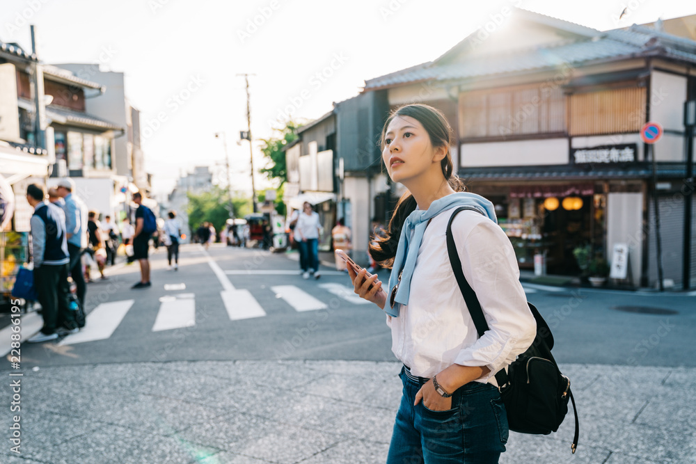 美丽的旅行家过马路