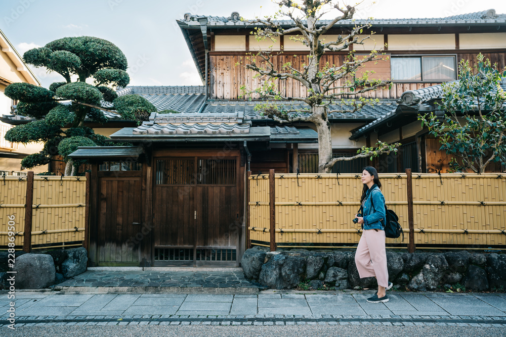 走在日本传统建筑旁的女士