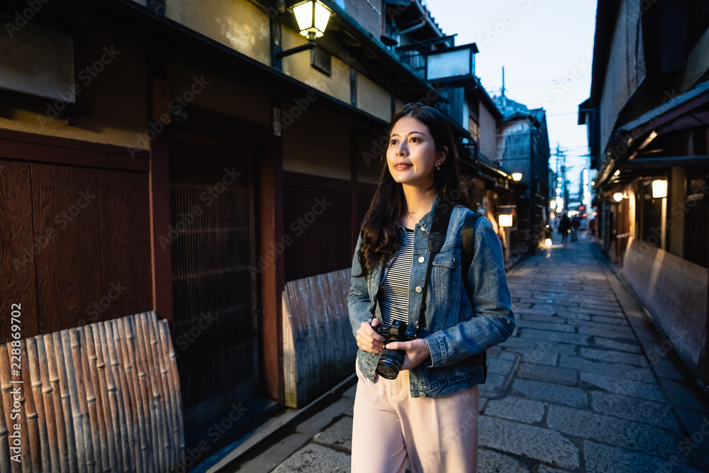 一位走在黑暗道路上的美丽女士